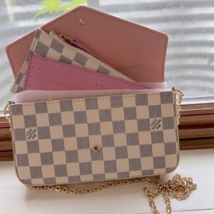 Beautiful Félicie Pochette in gray and white signature colors.